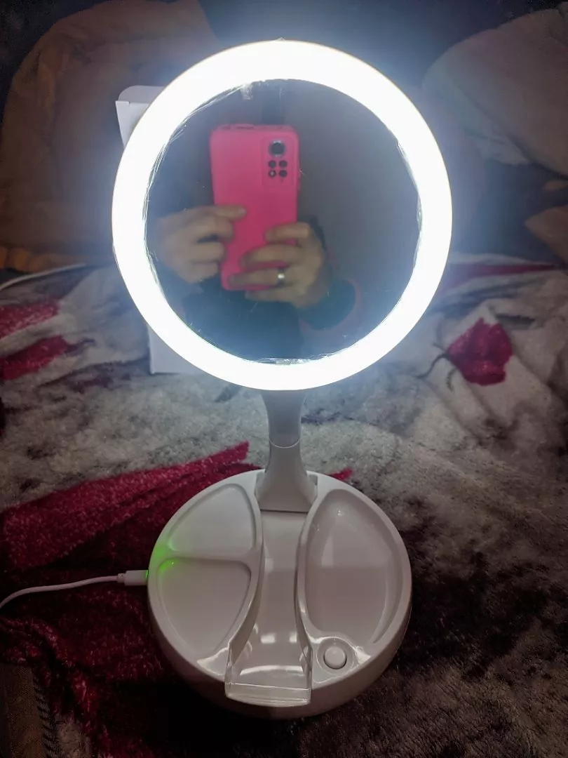 Cliente usando Espelho LED Alveroo